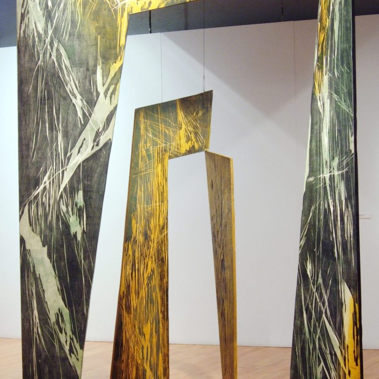 AU MILIEU DE NULLE PART / ÉCHAPPÉE BELLE - 2001 / 2006, installation : bois gravé, épreuves marouflées au dos des matrices, hauteur : 223 cm épreuves marouflées au dos des matrices, hauteur : 223 cm